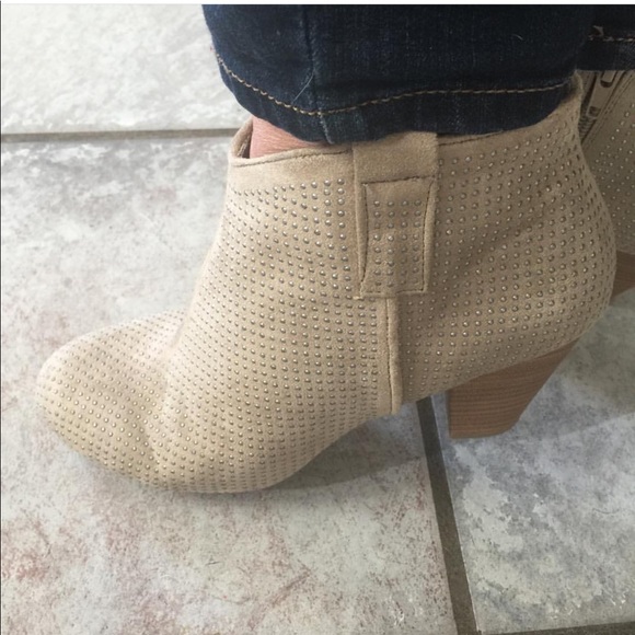 NIB Worth The Wait Tiny Studs Chic Ankle Bootie - Picture 3 of 7